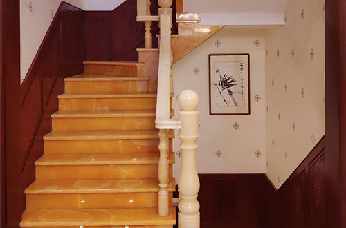 花山中式别墅室内汉白玉石楼梯的定制安装装饰效果
