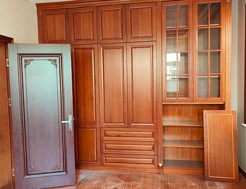 花山中式家庭装修里定制的实木衣柜效果图